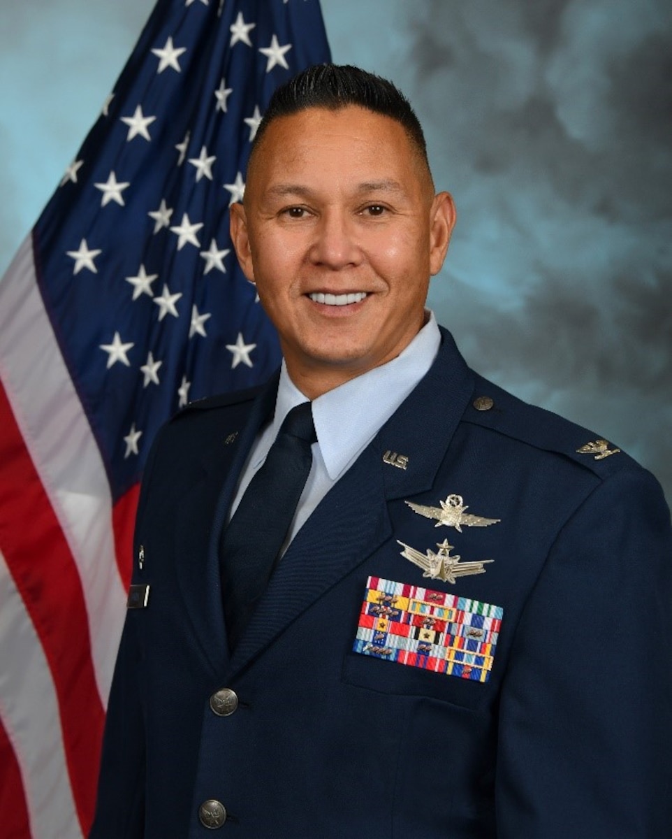 Official portrait of Col. Michael Powell.