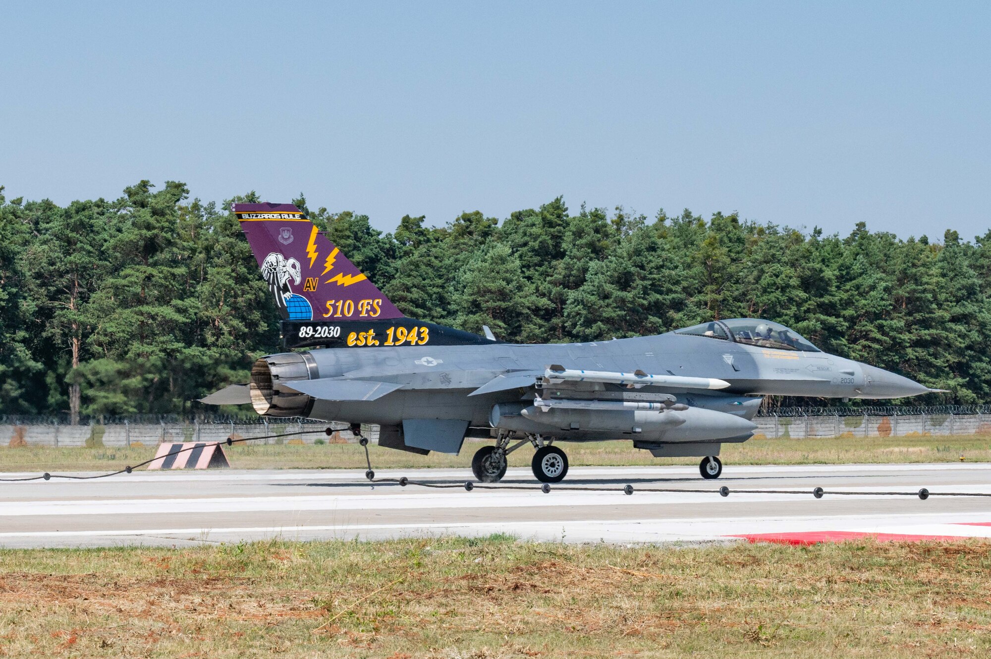 F-16 Fighting Falcon catches the cable of a Barrier Arresting Kit-12