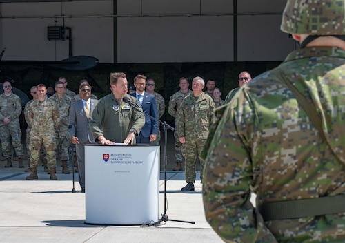 commander addresses U.S. and Slovak Air Force service members
