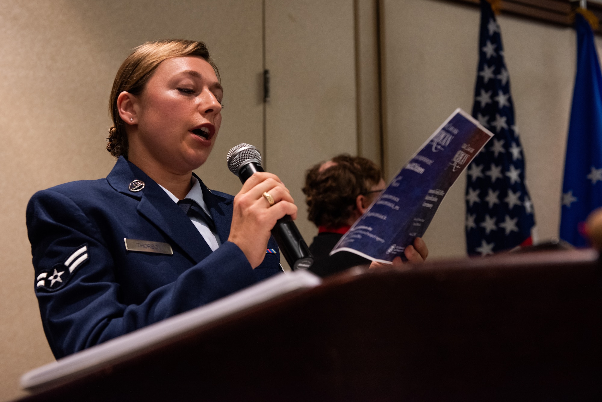 New U.S. citizen reads the pledge of allegiance out loud.