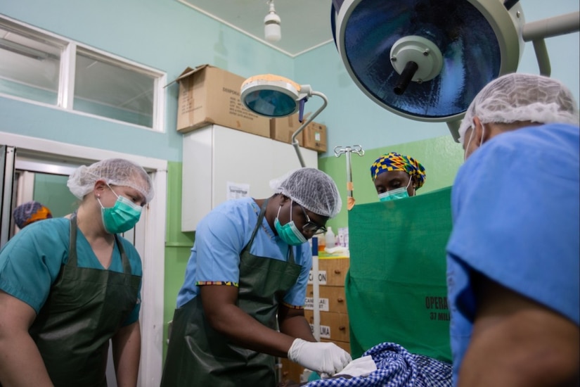 U.S. and Ghanaian troops participate in a medical exercise.