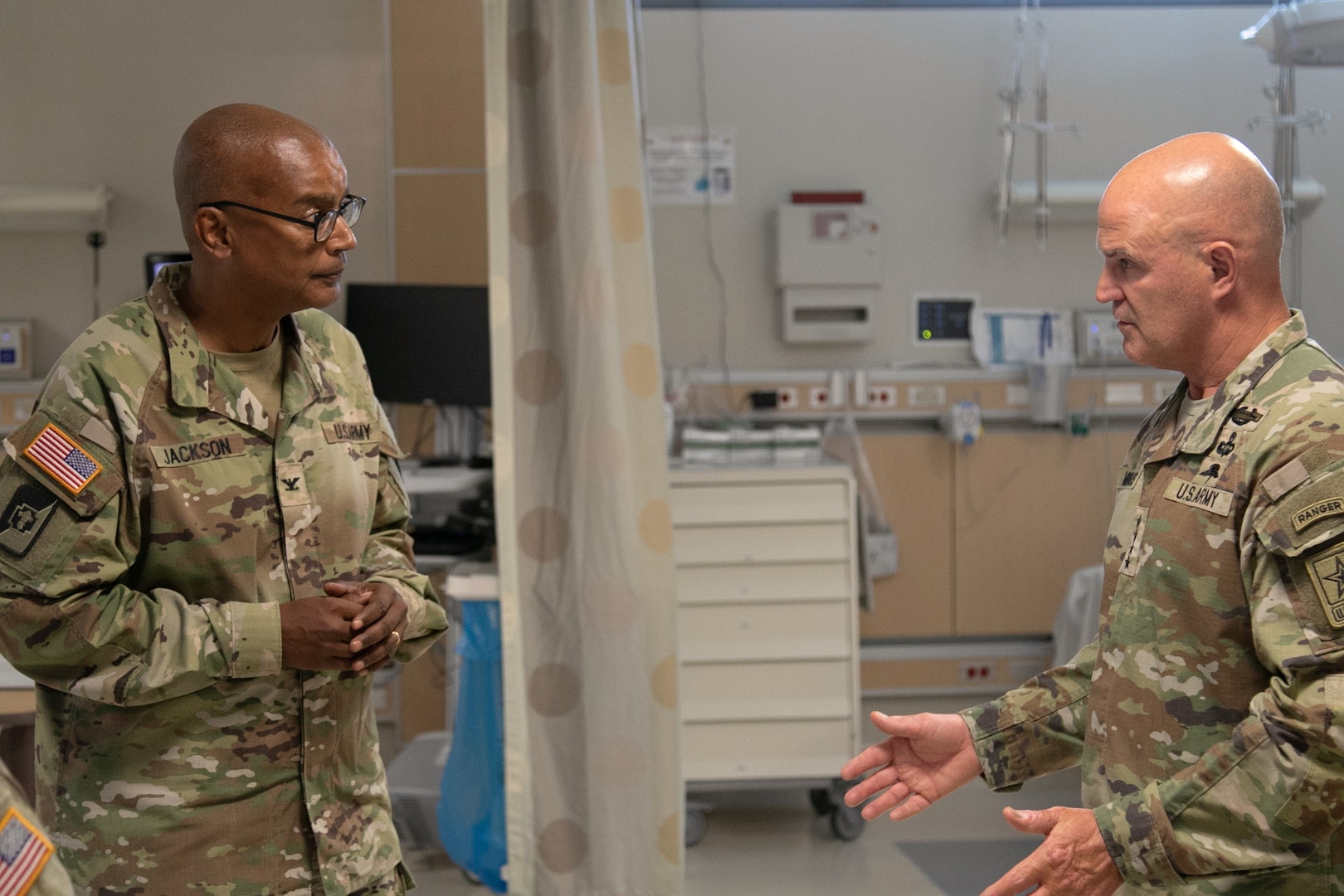 GEN James Mingus discusses WACH's post acute care unit capabilities with COL F. Cameron Jackson