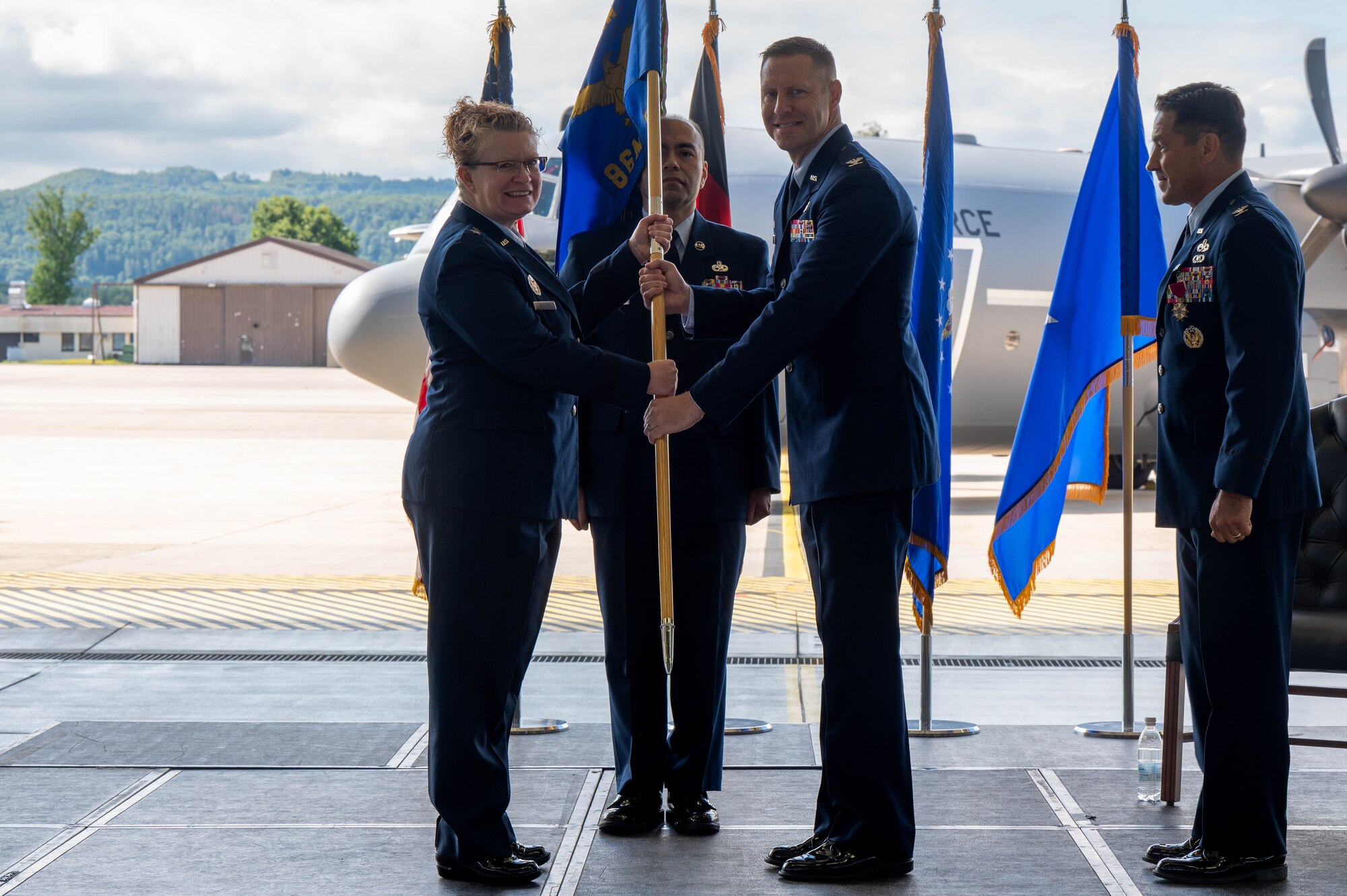 New MXG commander receives guidon from 86th AW commander.