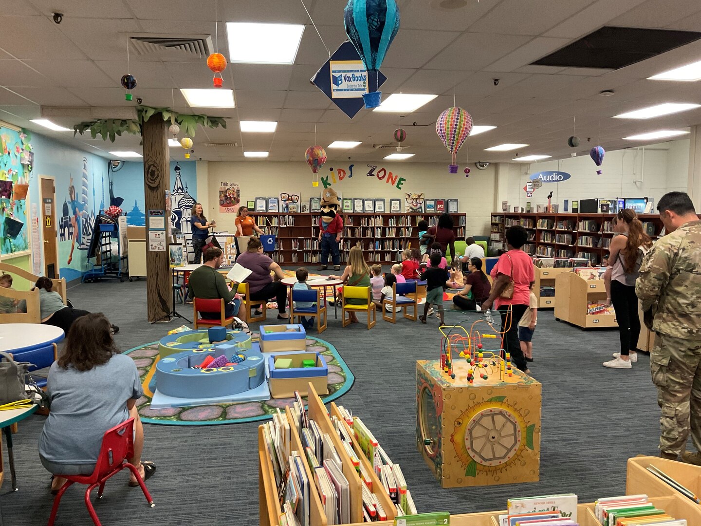 Sheriff R.E. Cycle visits JBSA libraries