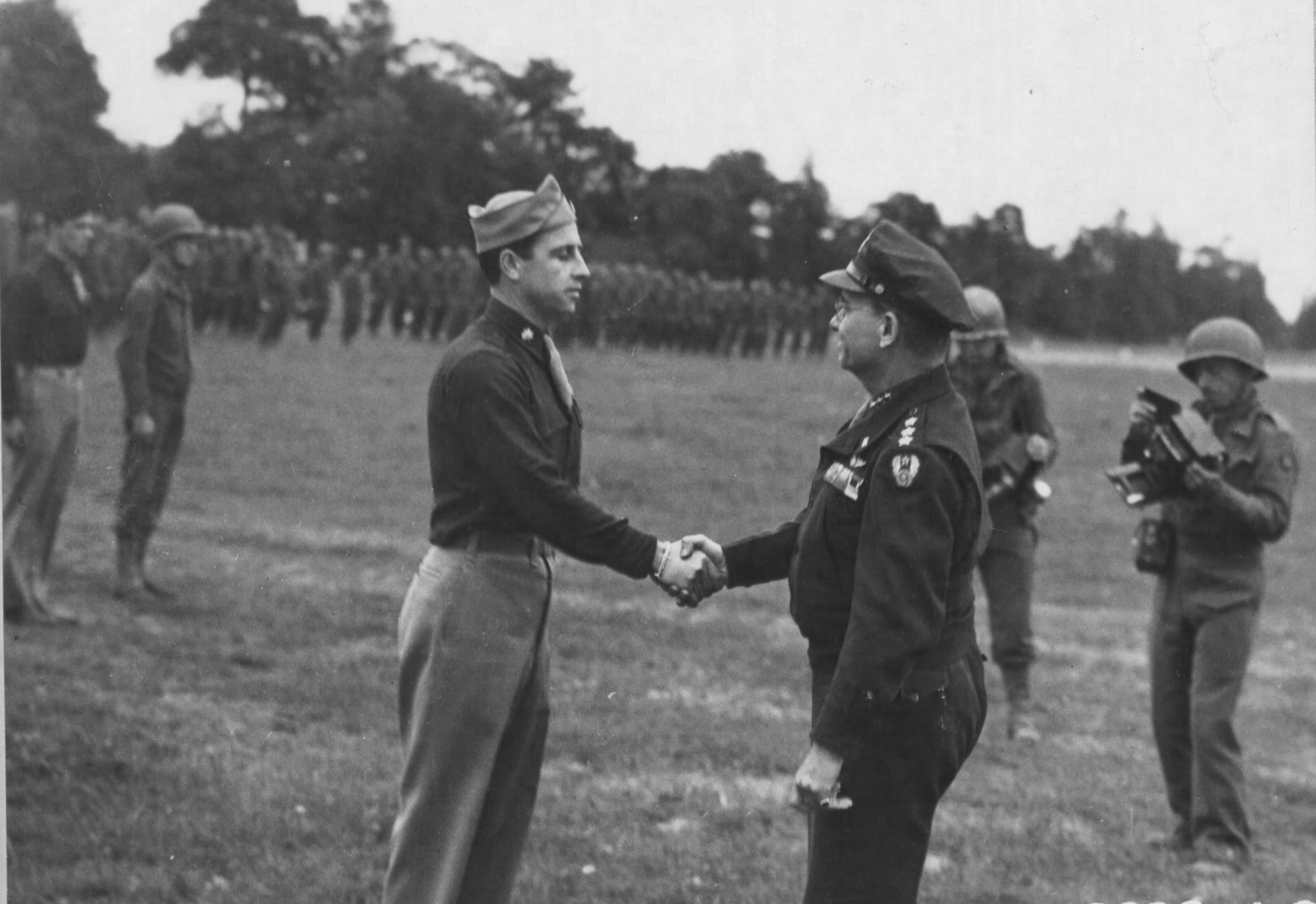 Commander of the 406th Fighter Squadron and Eagle Squadron veteran Maj. Edwin D. “Jesse” Taylor is seen here receiving the Distinguished Flying Cross from the Commanding General, Ninth Air Force, Lt. Gen. Brereton in an awards ceremony held at ALG A-6 on July 11, 1944. (American Air Museum in Britain)