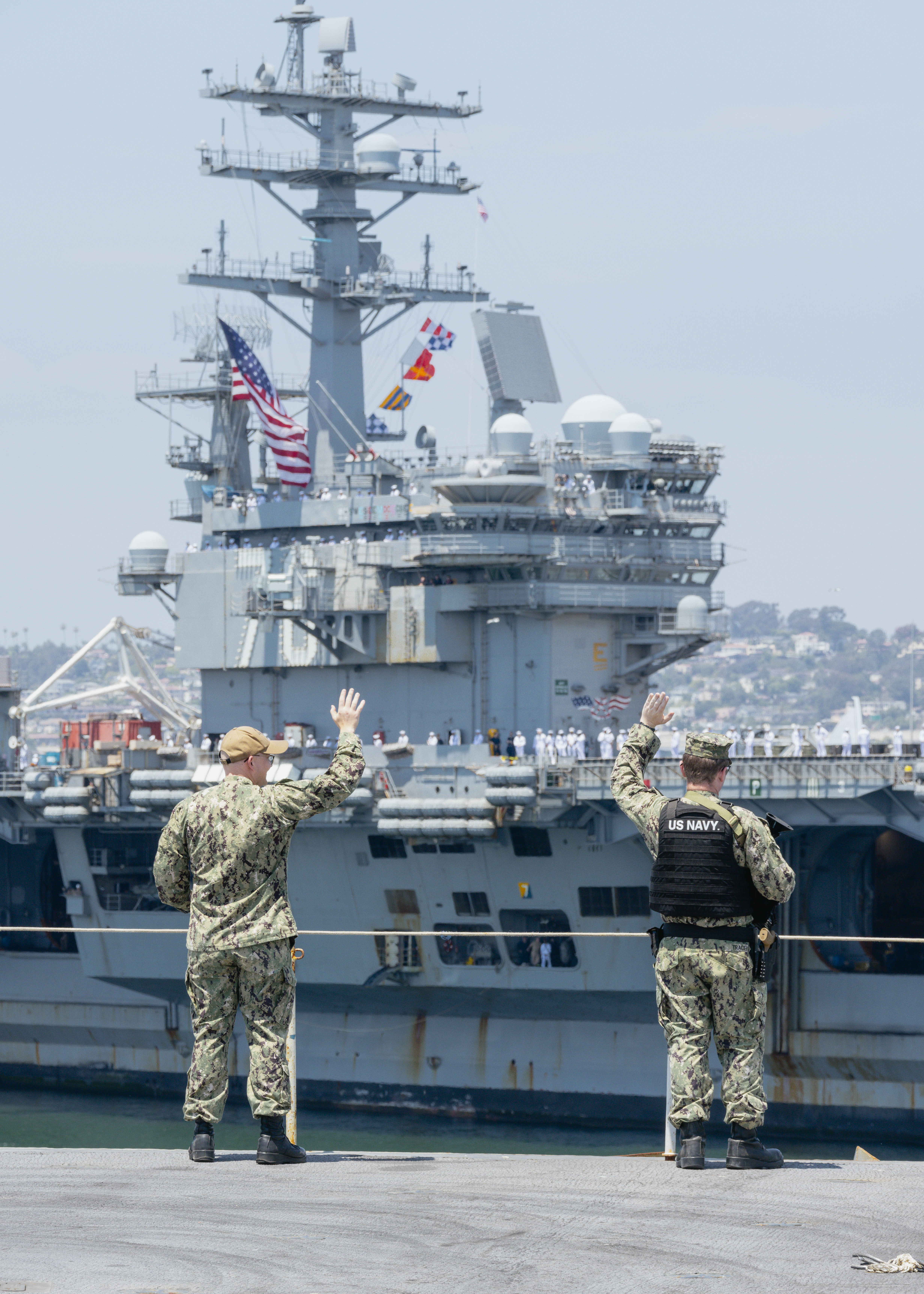 George Washington, Ronald Reagan Conduct Hull Swap > U.S.