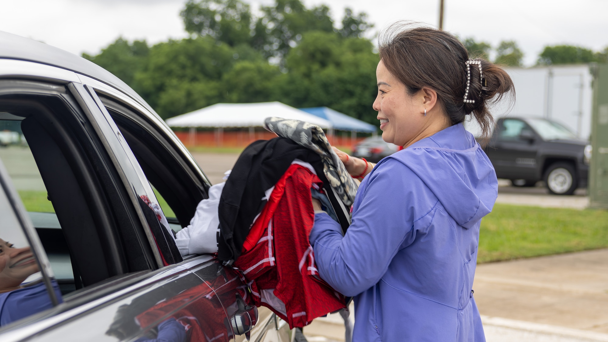 woman gives clothes to driver