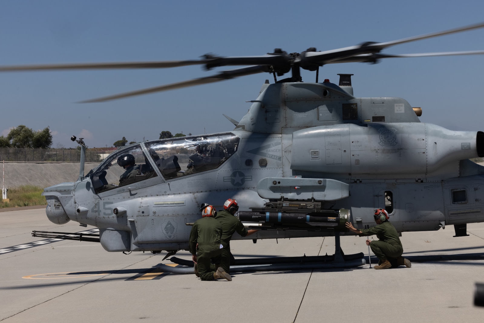 Final checks AH-1W Super Cobra