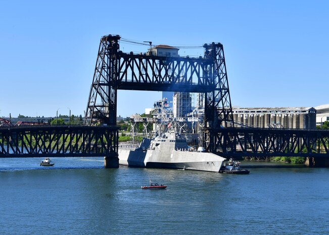 USS Montgomery (LCS 8) transits under the Steel Bridge for the annual Rose Festival during Portland Fleet Week in Portland, Oregon.