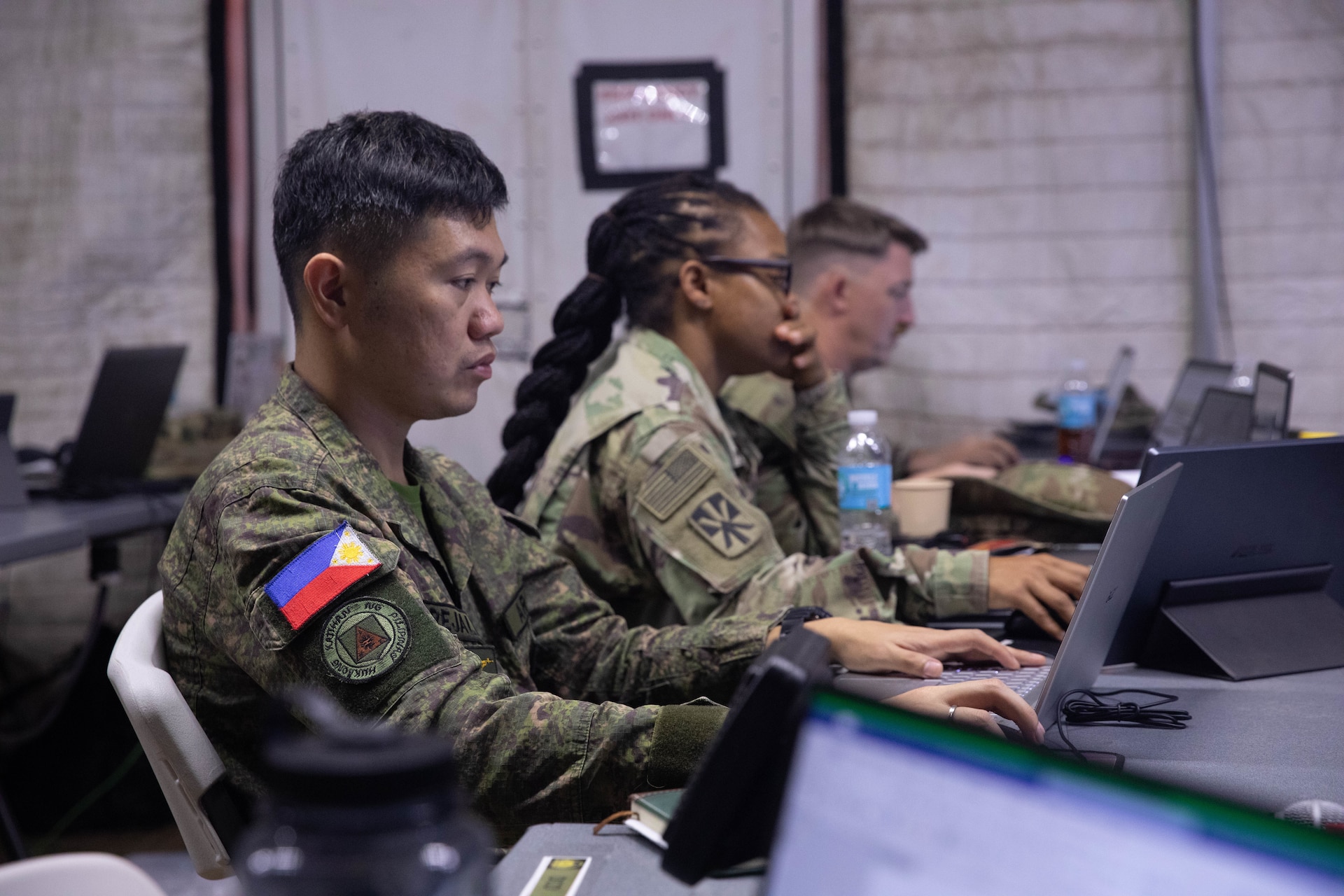 U.S. and Philippines Army soldiers monitor personnel actions in the Joint Operations Center during the Joint Pacific Multinational Readiness Center-Exportable (JPMRC-X) exercise on Fort Magsaysay, Philippines, 31 May 2024.