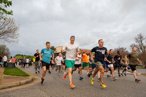 runners start the beginning of a 5k