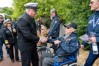 MCPON James Honea meets a World War II veteran.