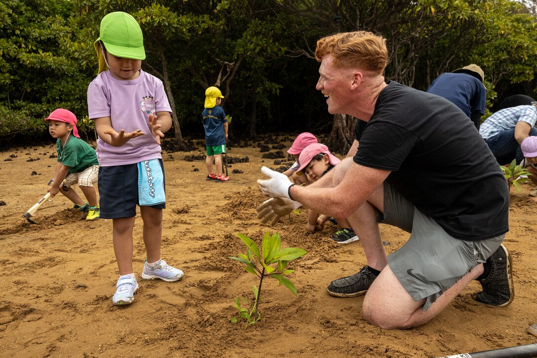 キャンプ・ハンセンの海兵隊員たちと地元金武町のこども園の園児たちがアースデイにちなみに、マングローブの植林と清掃活動を行いました。
