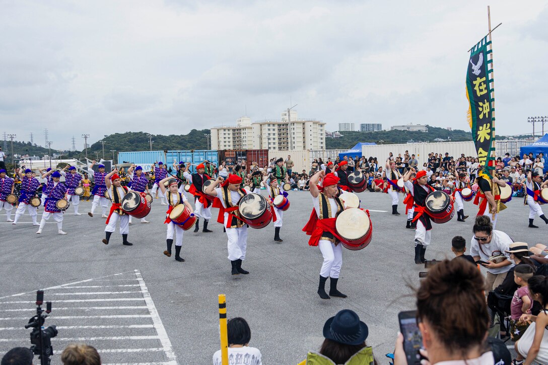 ５月１２日、海兵隊キャンプ・フォスターでエイサーイベントが行われました。去年も大盛況だった在沖米軍エイサー隊。
米軍族独特の転勤等でメンバーが変わり、一からの練習となりましたが、北谷町栄口区青年会と謝苅区青年会の皆様の全面バックアップを受け毎日練習に励みました。

＜出演＞
北谷町青年連合会と在沖米軍エイサー隊
ファイアーバード・ドラマーズ
栄口区青年会
謝苅区青年会