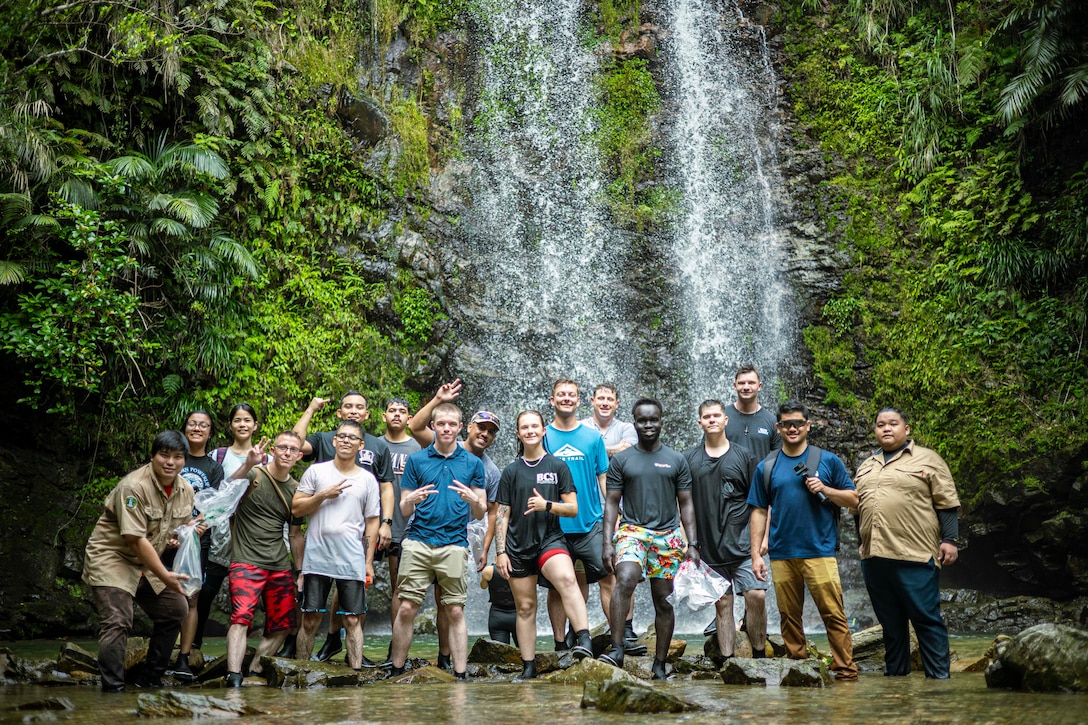 ４月２２日のアースデイの日、海兵隊キャンプ・シュワブの海兵隊員たちが大宜味村観光協会の方々と協力し、大宜味村ター滝の清掃活動を行いました。これは在沖海兵隊がアースデイに因み基地周辺の自治体と協力し行ったコミュニティー清掃活動の一環で、地域の住民たちとの友情や関係を深めました。