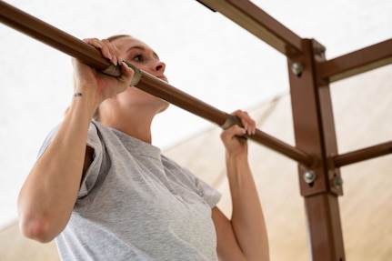close up shot of woman doing a pullup