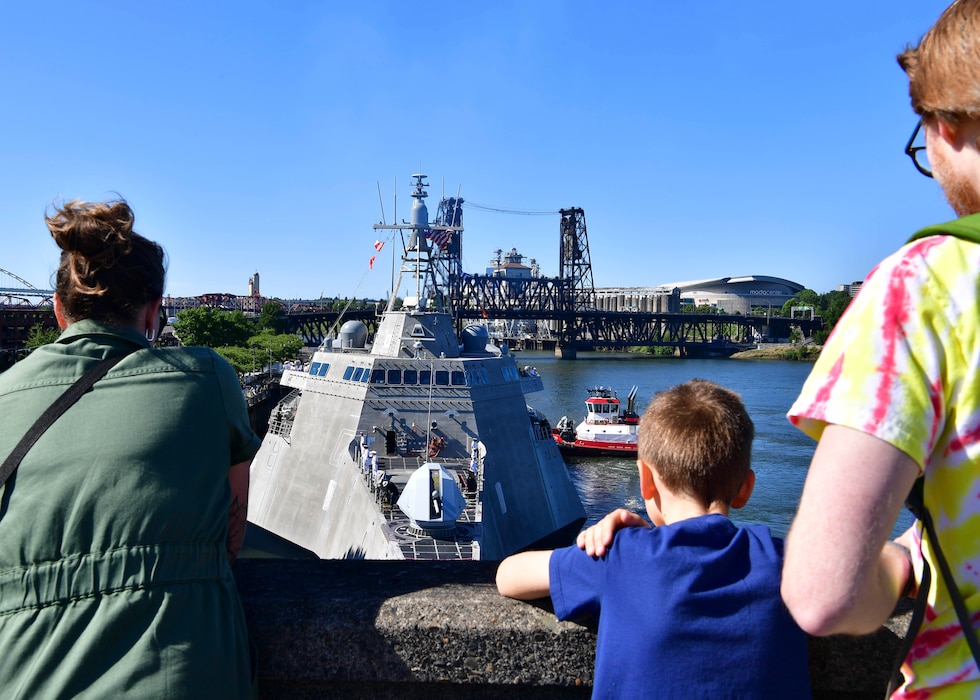Spectators look on as the Independence-variant littoral combat ship USS Montgomery (LCS 8) arrives for the annual Rose Festival during Portland Fleet Week in Portland Oregon June 5, 2024. Portland Fleet Week is a time-honored celebration of the sea services and provides an opportunity for the citizens of Oregon to meet Sailors, Marines and Coast Guardsmen, as well as witness firsthand the latest capabilities of today’s maritime services. (U.S. Navy photo by Mass Communication Specialist 1st Class Heather C. Wamsley)