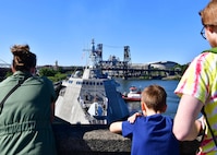 Spectators look on as the Independence-variant littoral combat ship USS Montgomery (LCS 8) arrives for the annual Rose Festival during Portland Fleet Week in Portland Oregon June 5, 2024. Portland Fleet Week is a time-honored celebration of the sea services and provides an opportunity for the citizens of Oregon to meet Sailors, Marines and Coast Guardsmen, as well as witness firsthand the latest capabilities of today’s maritime services. (U.S. Navy photo by Mass Communication Specialist 1st Class Heather C. Wamsley)