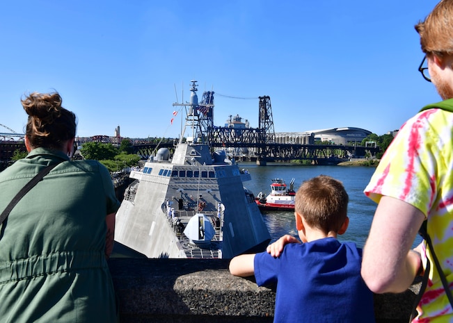 Spectators look on as the Independence-variant littoral combat ship USS Montgomery (LCS 8) arrives for the annual Rose Festival during Portland Fleet Week in Portland Oregon June 5, 2024. Portland Fleet Week is a time-honored celebration of the sea services and provides an opportunity for the citizens of Oregon to meet Sailors, Marines and Coast Guardsmen, as well as witness firsthand the latest capabilities of today’s maritime services. (U.S. Navy photo by Mass Communication Specialist 1st Class Heather C. Wamsley)