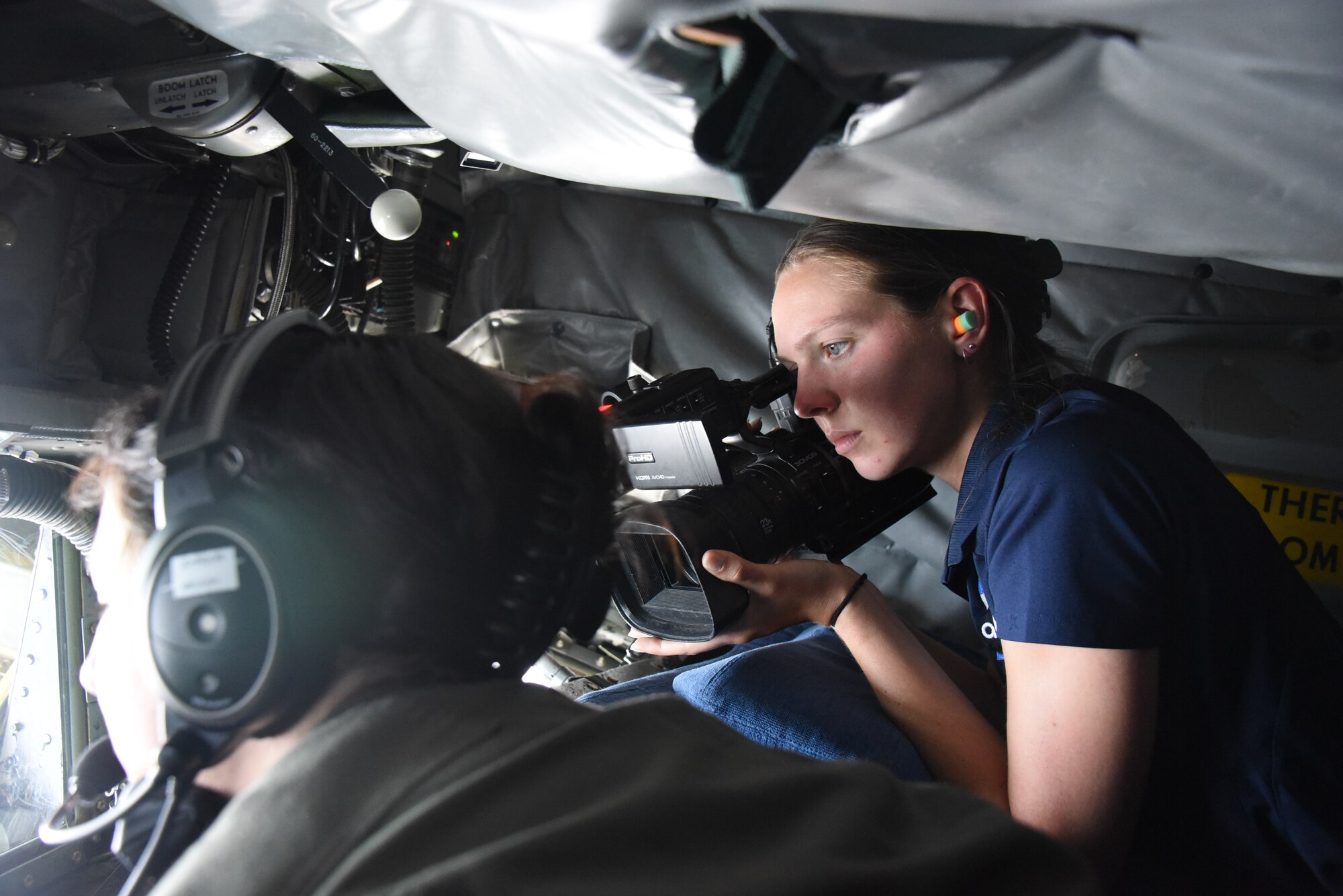 KCAU news reporter videos U.S. Air Force A-10 Thunderbolt II being refueled.