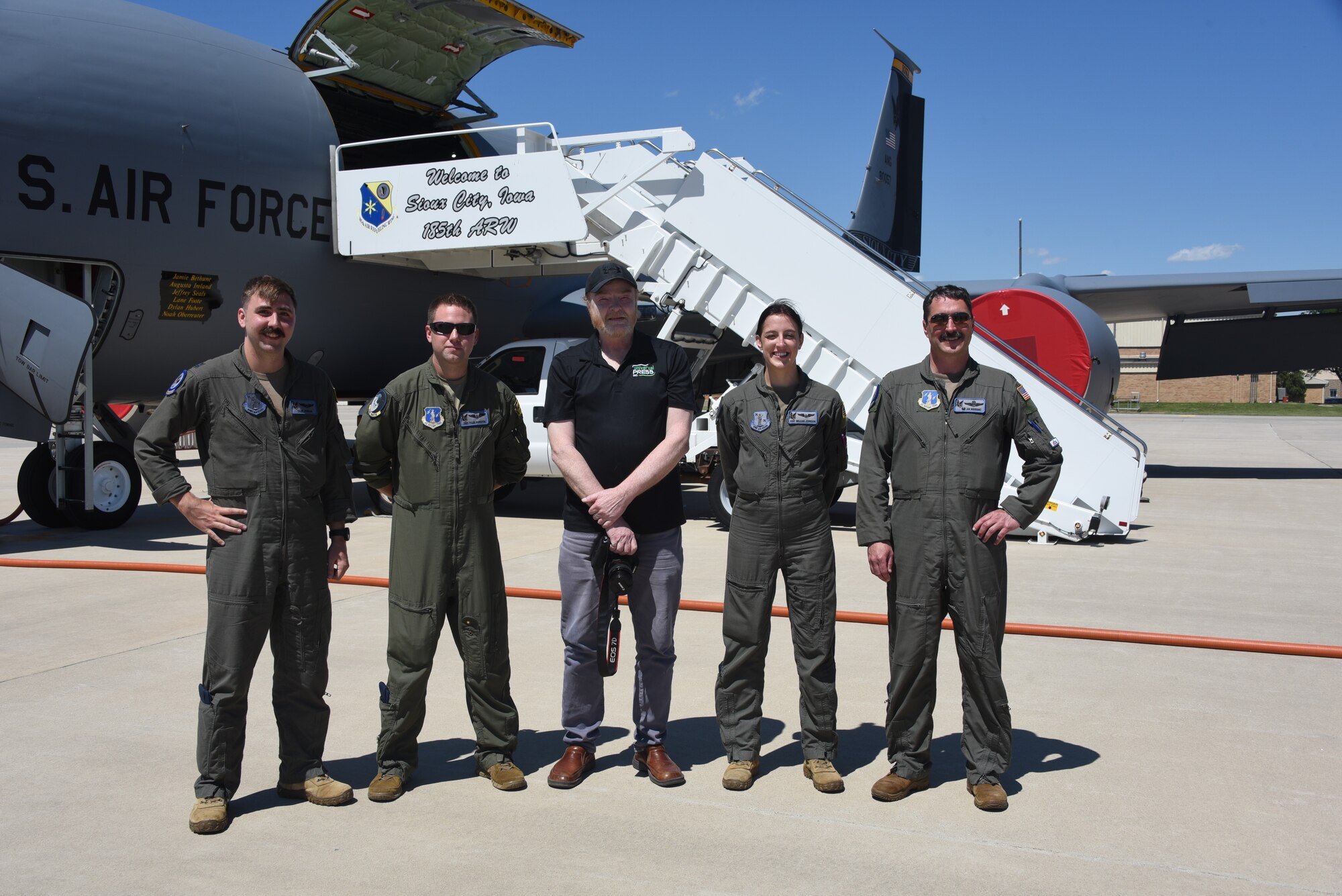 Sergeant Bluff Advocate Editor poses with 185th ARW aircrew