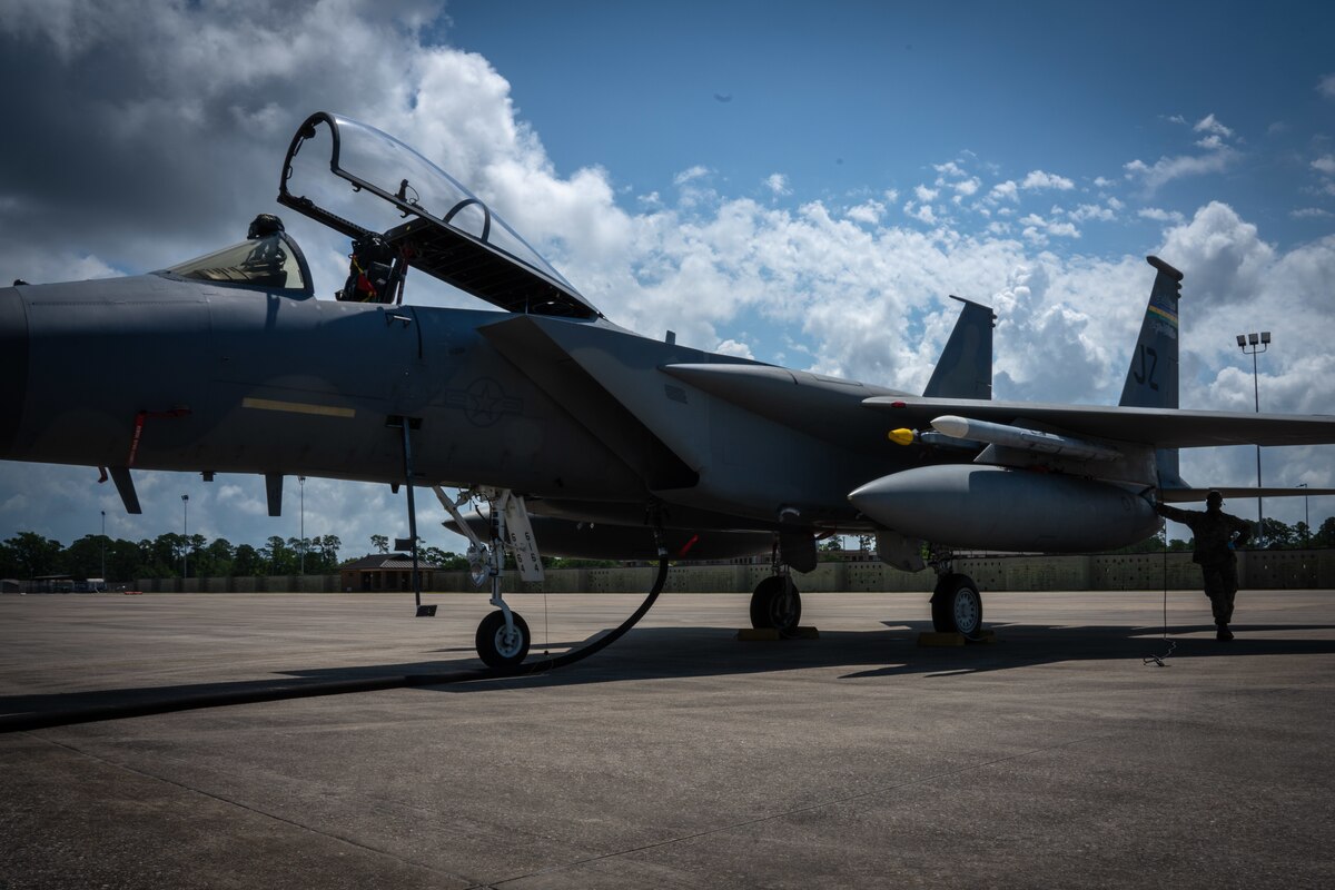 Airmen refuel a F-15C Eagle aircraft.