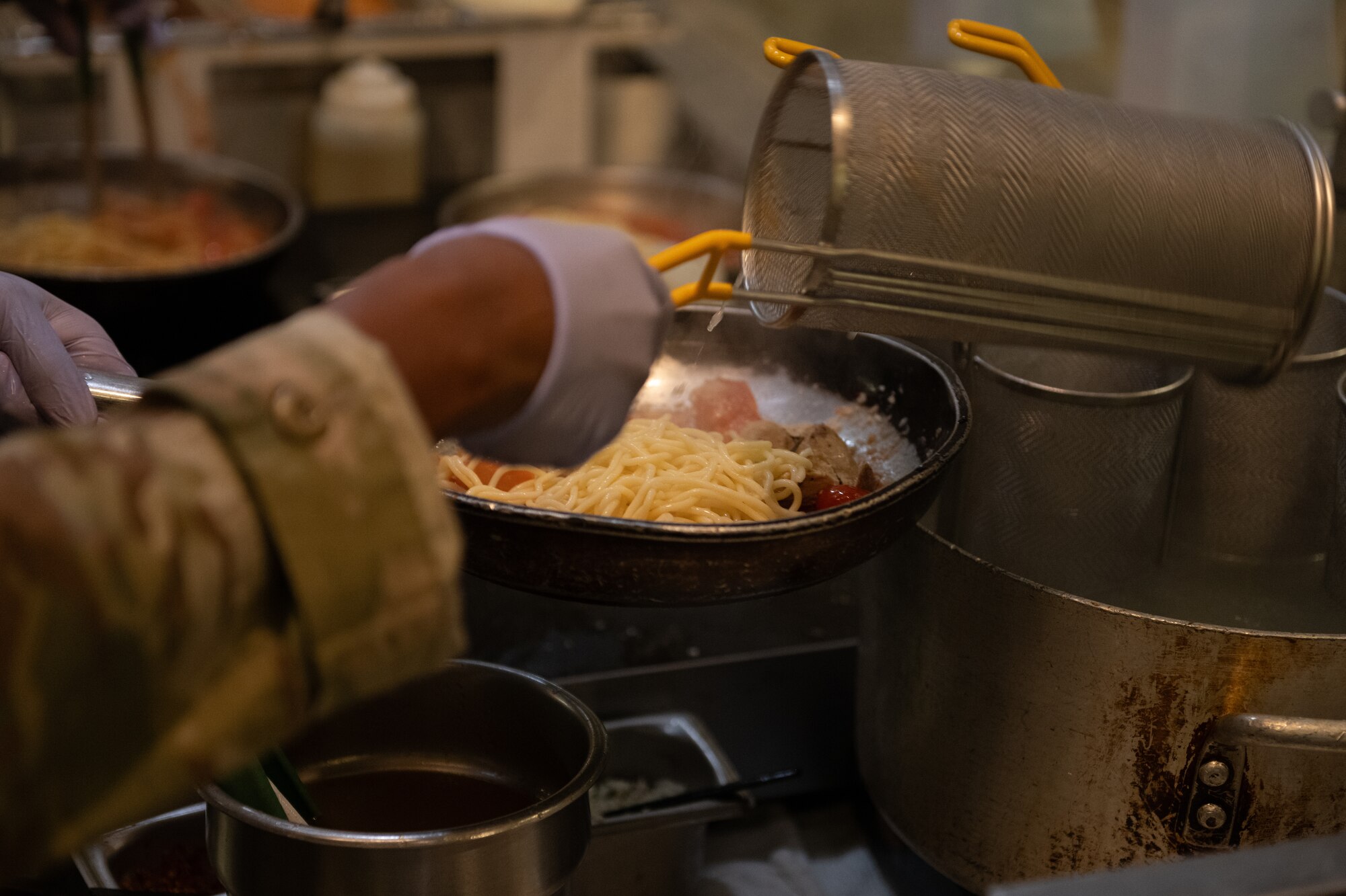 Airman prepares spaghetti