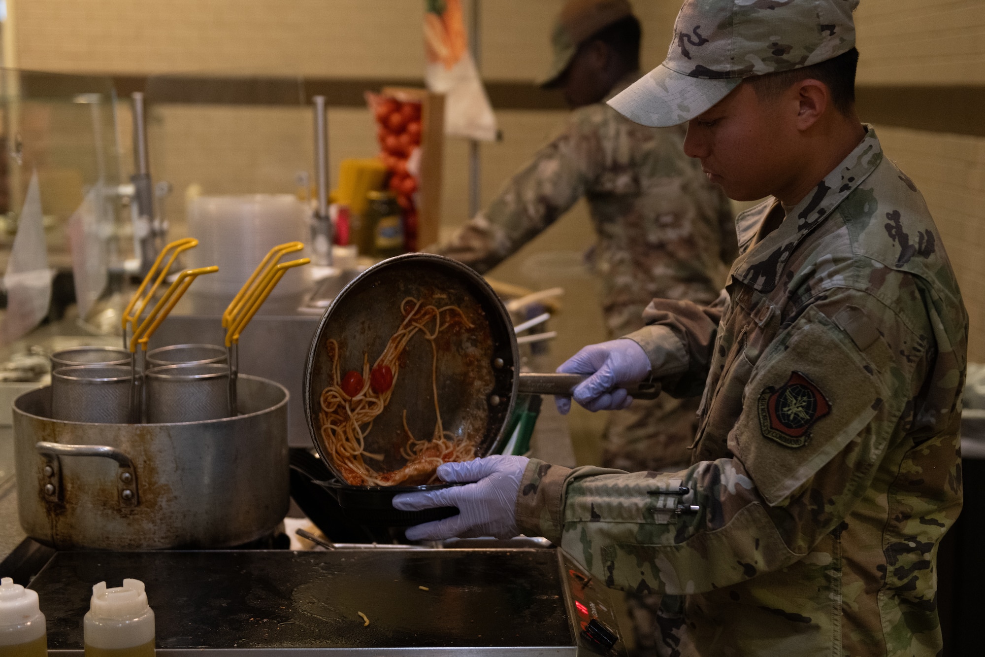 Airman prepares spaghetti
