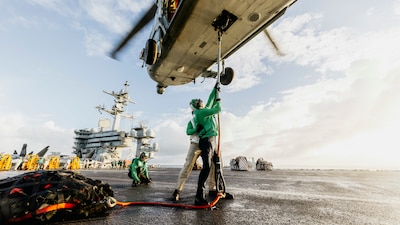 Sailors conduct a vertical replenishment aboard the USS George Washington (CVN 73) while underway in the Pacific Ocean.