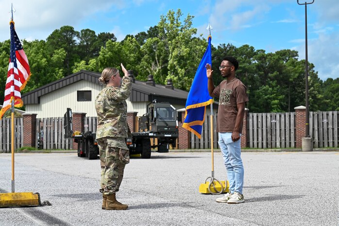 Airman swearing into the U.S. Air Force