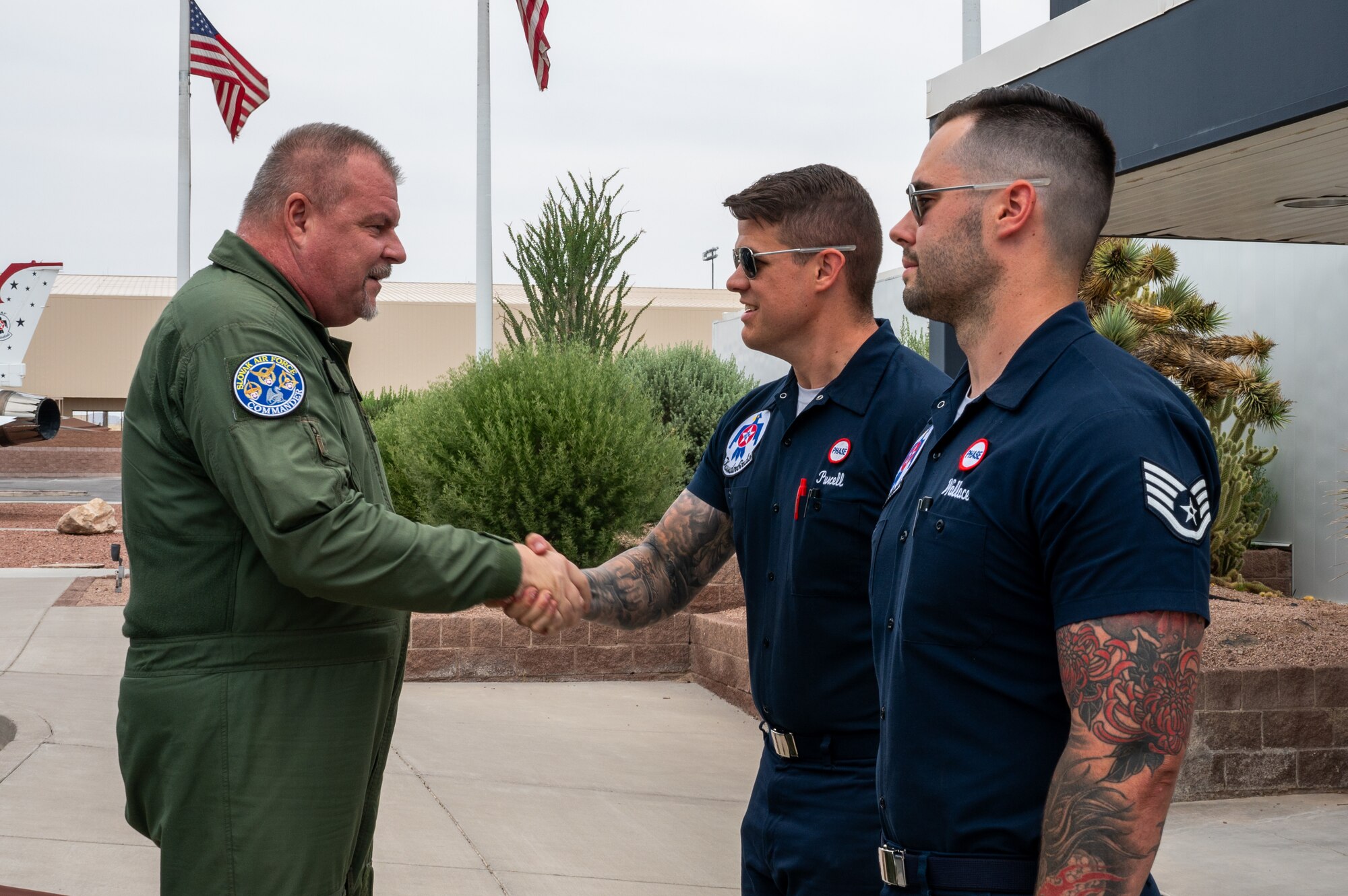 Slovak commander shakes hands with Thunderbirds crew chiefs