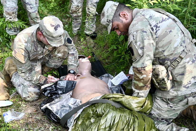 Medics from the 628th Aviation Support Battalion, 28th Expeditionary Combat Aviation Brigade and the 193rd Special Operations Wing trained together during Operation Guardian Angel June 18 at Fort Indiantown Gap, Pa. (U.S. Army National Guard photo by Spc. Jessica Barb)