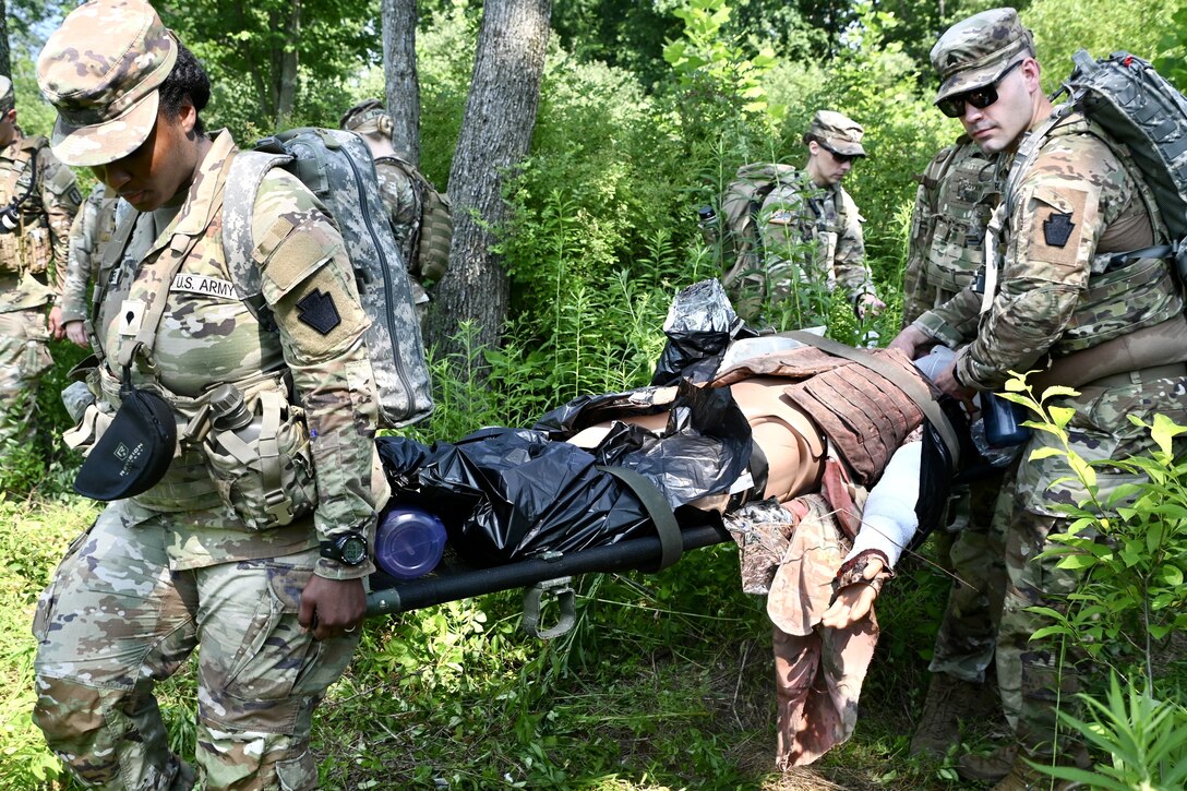 Medics from the 628th Aviation Support Battalion, 28th Expeditionary Combat Aviation Brigade and the 193rd Special Operations Wing trained together during Operation Guardian Angel June 18 at Fort Indiantown Gap, Pa. (U.S. Army National Guard photo by Spc. Jessica Barb)