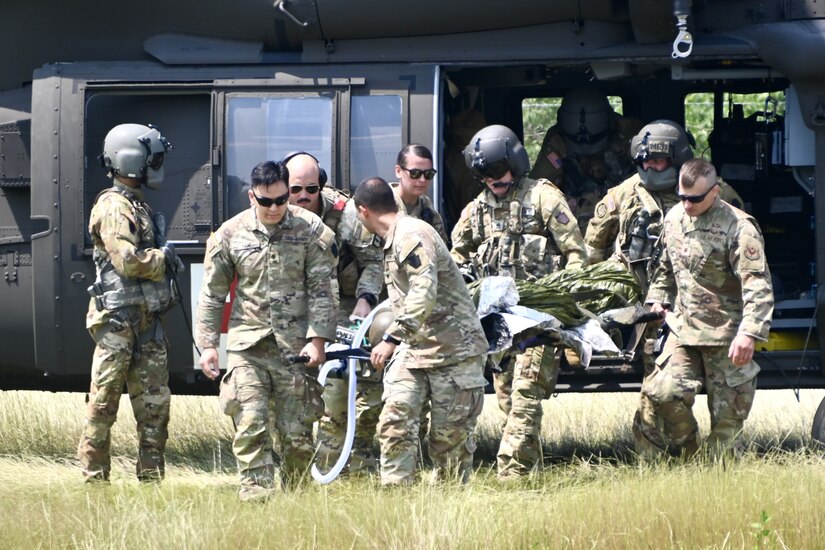 Medics from the 628th Aviation Support Battalion, 28th Expeditionary Combat Aviation Brigade and the 193rd Special Operations Wing trained together during Operation Guardian Angel June 18 at Fort Indiantown Gap, Pa. (U.S. Army National Guard photo by Spc. Jessica Barb)