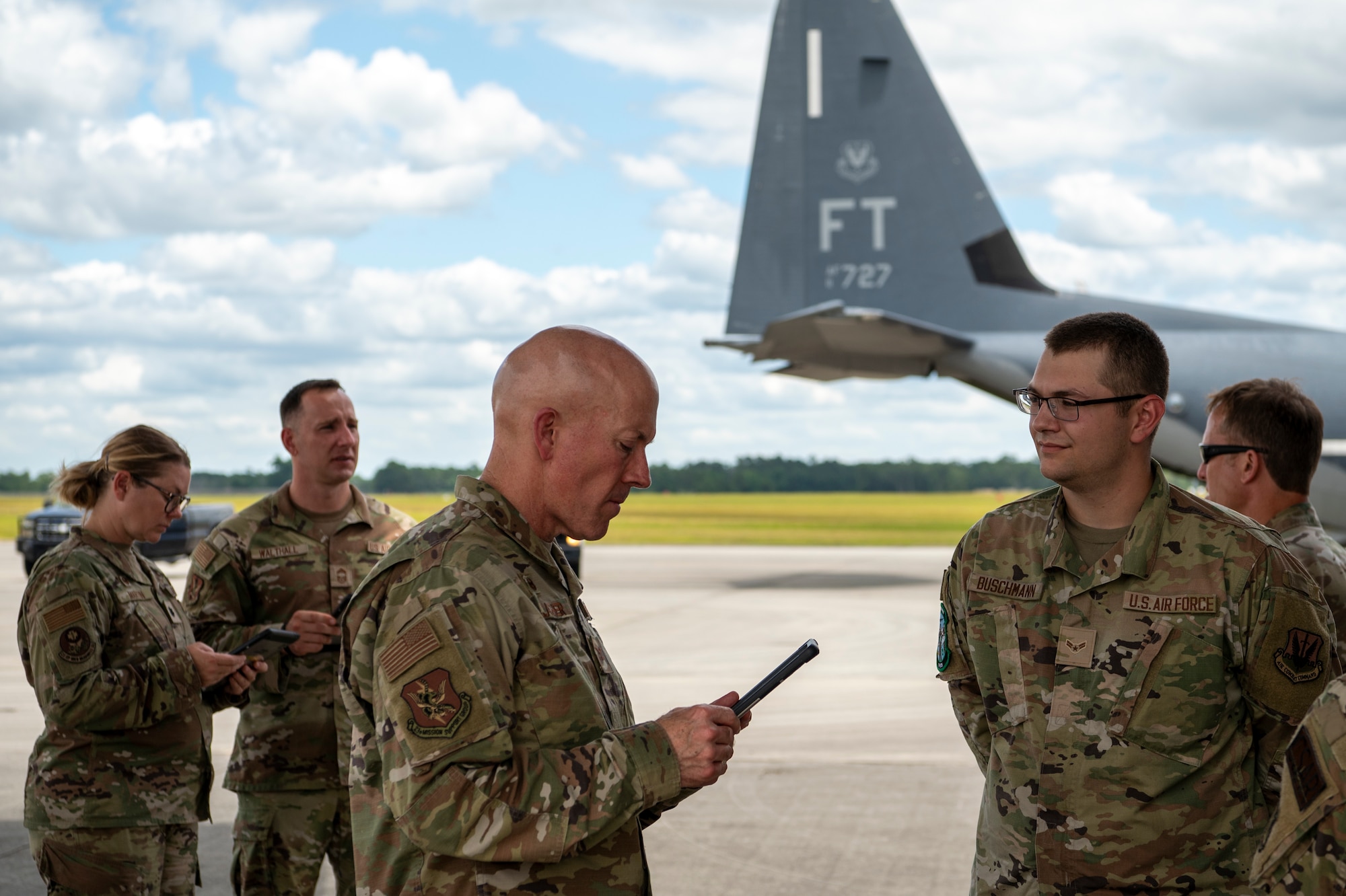U.S. Air Force Col. Michael Gallagher, 23rd Mission Support Group commander, asks a crew chief a question during a Top Tiger competition at Moody Air Force Base, Georgia, June 21, 2024. Teams of crew chiefs were scored based on their knowledge and maintenance of their respective aircraft. (U.S. Air Force photo by Airman 1st Class Leonid Soubbotine)