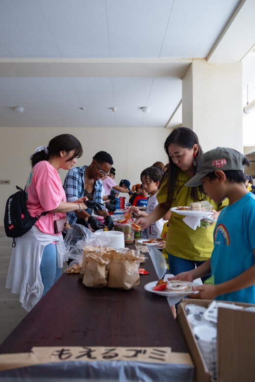 ６月２２日、宜野湾市の中学校の体育館で「Ginowan Love One Family 」イベントが開催され、地元の住民、海兵隊や海軍のボランティア達５００名がスポーツい、音楽、ダンスやBBQを楽しみ交流を深めました。