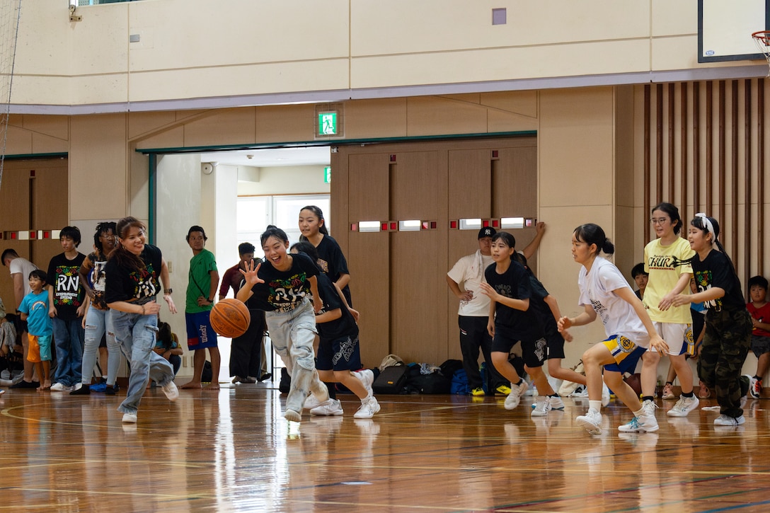 ６月２２日、宜野湾市の中学校の体育館で「Ginowan Love One Family 」イベントが開催され、地元の住民、海兵隊や海軍のボランティア達５００名がスポーツい、音楽、ダンスやBBQを楽しみ交流を深めました。