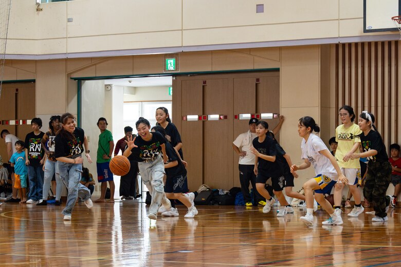 ６月２２日、宜野湾市の中学校の体育館で「Ginowan Love One Family 」イベントが開催され、地元の住民、海兵隊や海軍のボランティア達５００名がスポーツい、音楽、ダンスやBBQを楽しみ交流を深めました。