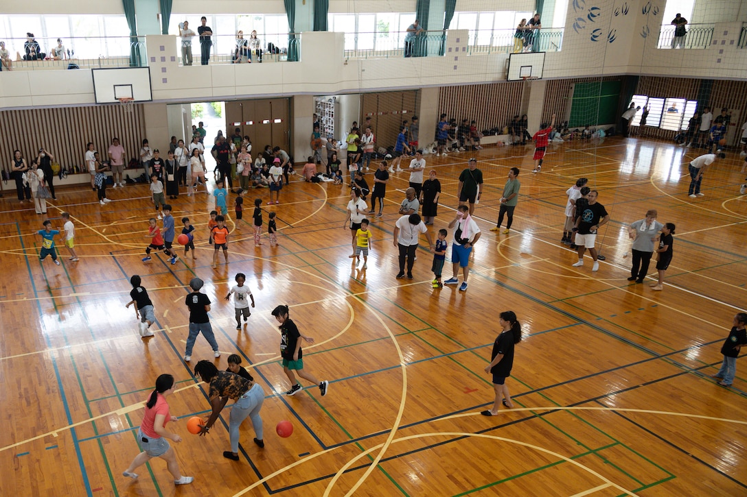 ６月２２日、宜野湾市の中学校の体育館で「Ginowan Love One Family 」イベントが開催され、地元の住民、海兵隊や海軍のボランティア達５００名がスポーツい、音楽、ダンスやBBQを楽しみ交流を深めました。