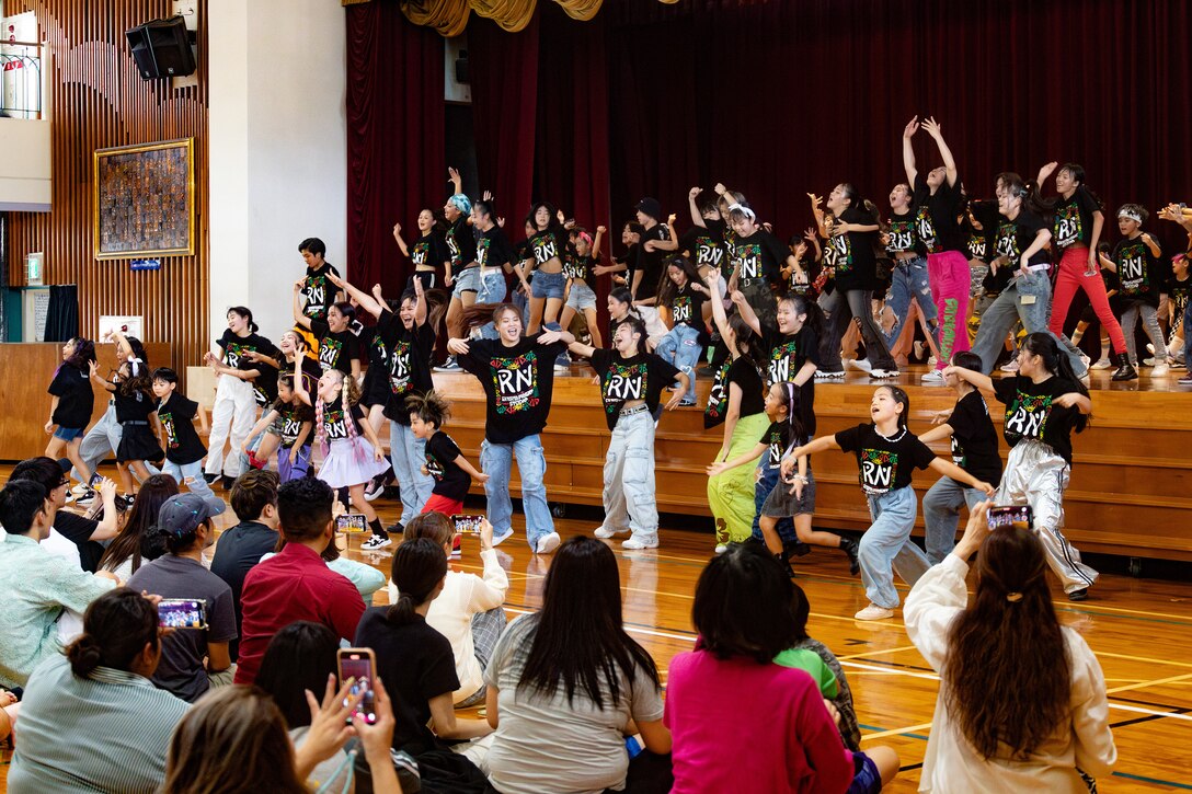 ６月２２日、宜野湾市の中学校の体育館で「Ginowan Love One Family 」イベントが開催され、地元の住民、海兵隊や海軍のボランティア達５００名がスポーツい、音楽、ダンスやBBQを楽しみ交流を深めました。