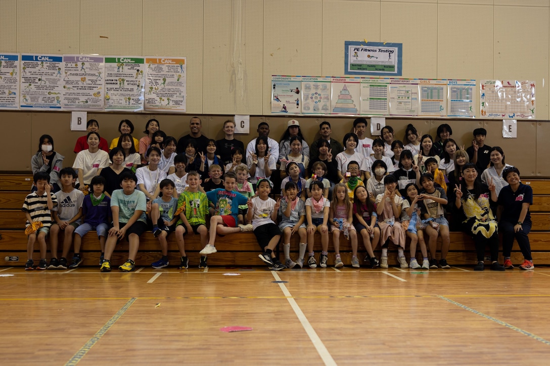 ６月２２日、キンザー小学校の生徒と那覇市赤田町の子ども会の児童たちが海兵隊キンザー基地内の小学校で交流会を行いました。