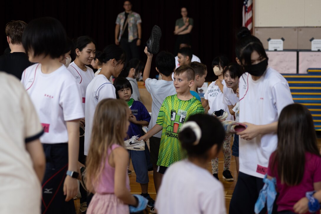 ６月２２日、キンザー小学校の生徒と那覇市赤田町の子ども会の児童たちが海兵隊キンザー基地内の小学校で交流会を行いました。