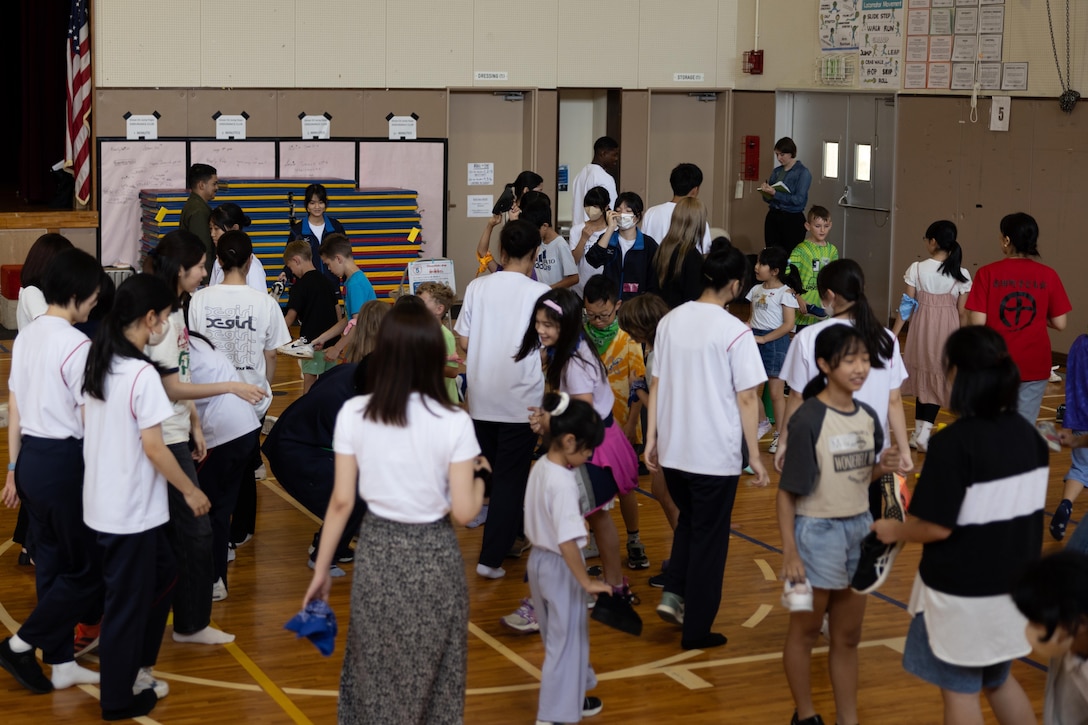 ６月２２日、キンザー小学校の生徒と那覇市赤田町の子ども会の児童たちが海兵隊キンザー基地内の小学校で交流会を行いました。