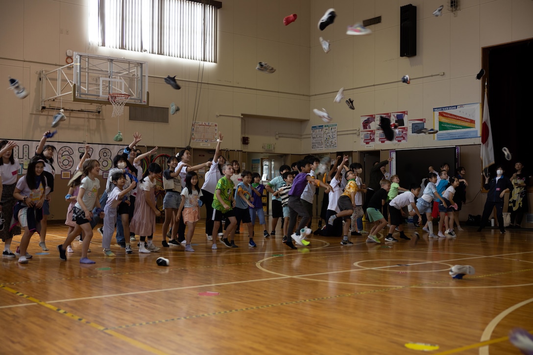 ６月２２日、キンザー小学校の生徒と那覇市赤田町の子ども会の児童たちが海兵隊キンザー基地内の小学校で交流会を行いました。