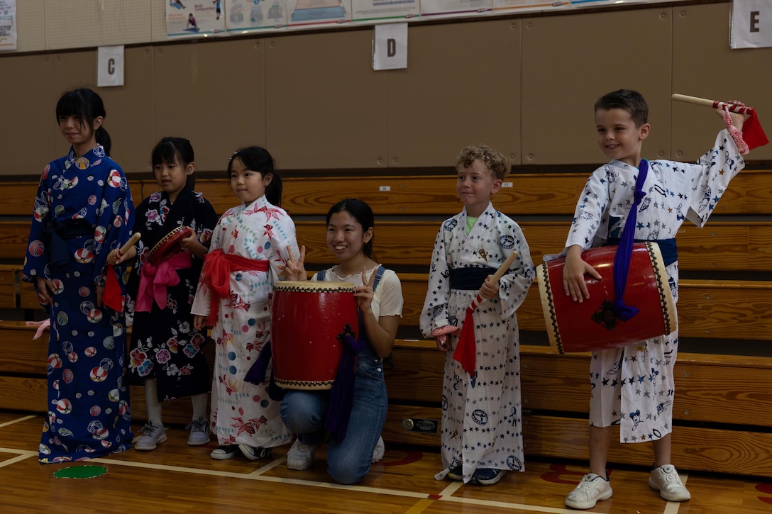 ６月２２日、キンザー小学校の生徒と那覇市赤田町の子ども会の児童たちが海兵隊キンザー基地内の小学校で交流会を行いました。