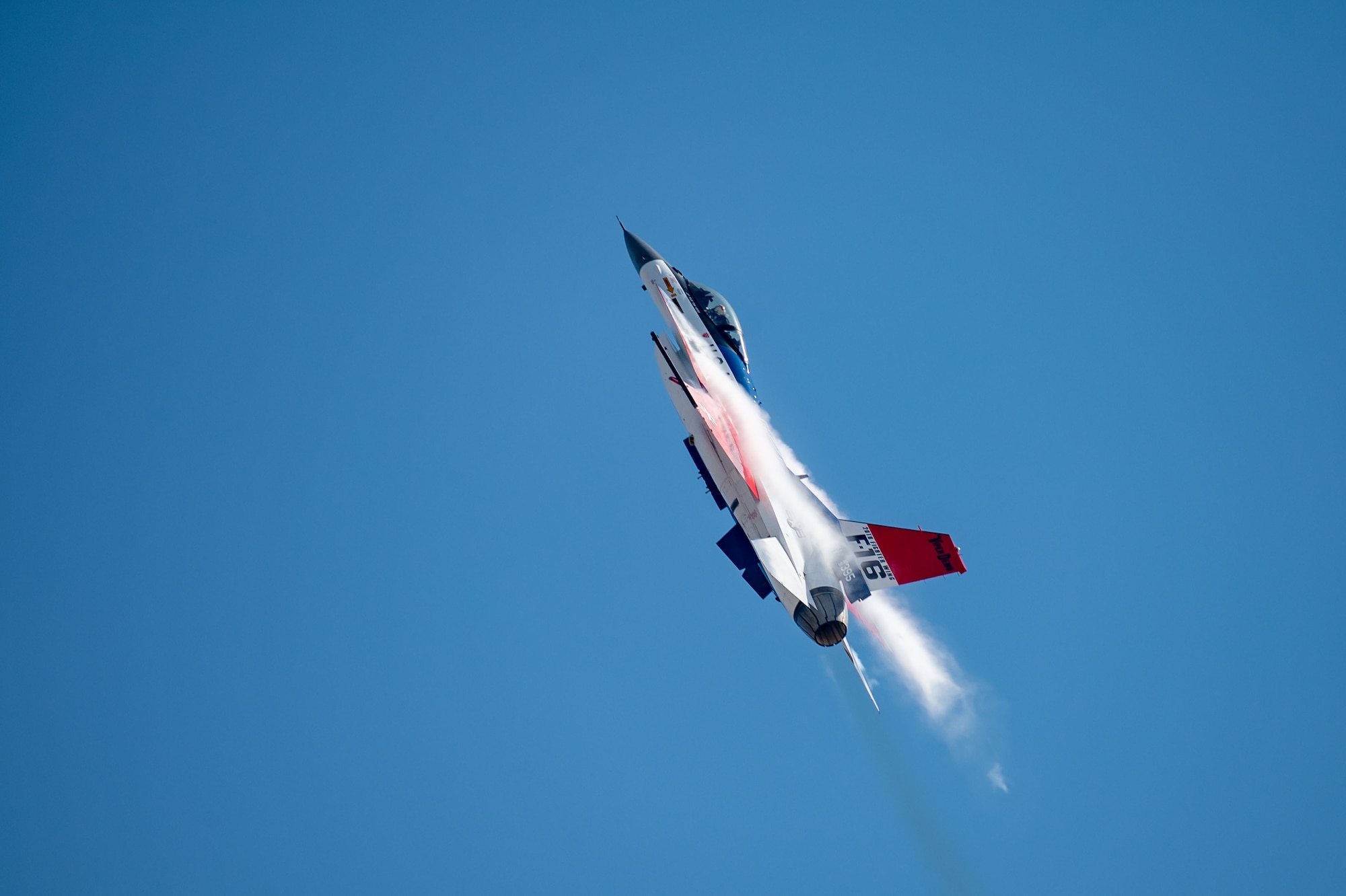 A photo of an F-16 flying.