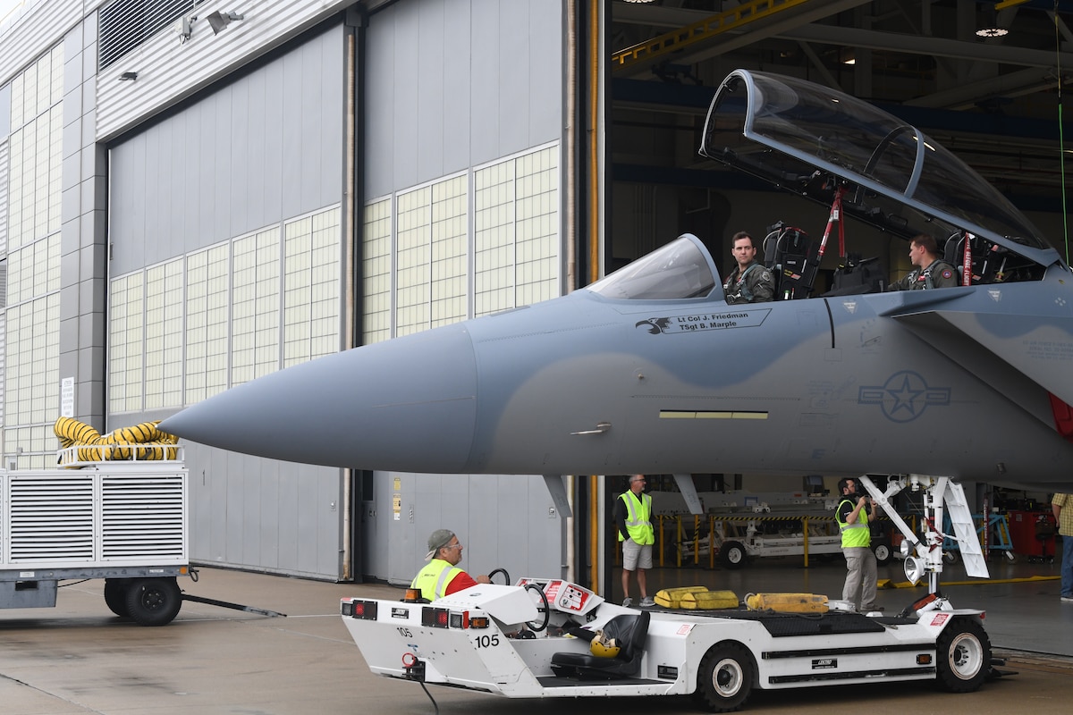 Novel F-15 EX Eagle II makes its debut landing in Portland, Ore
