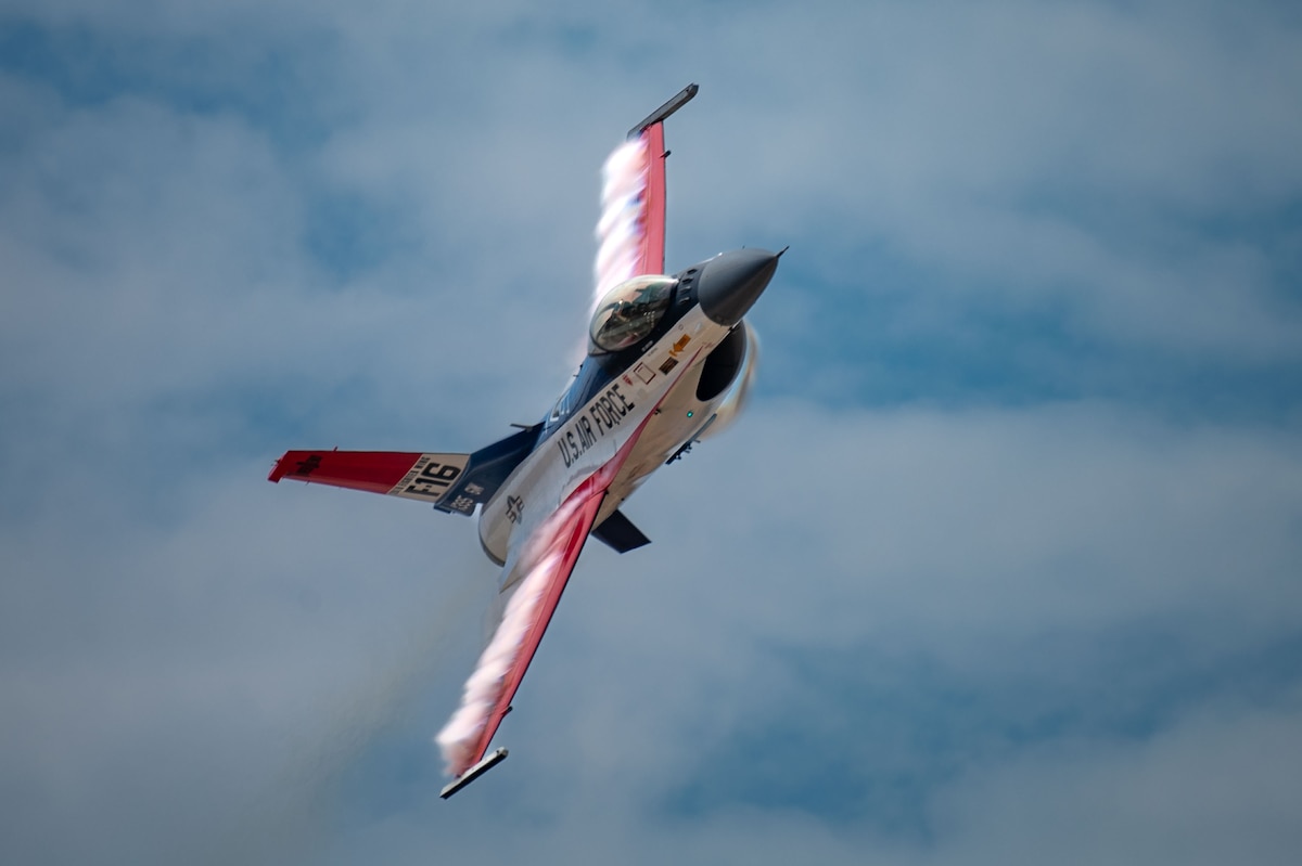 A photo of an F-16 flying.