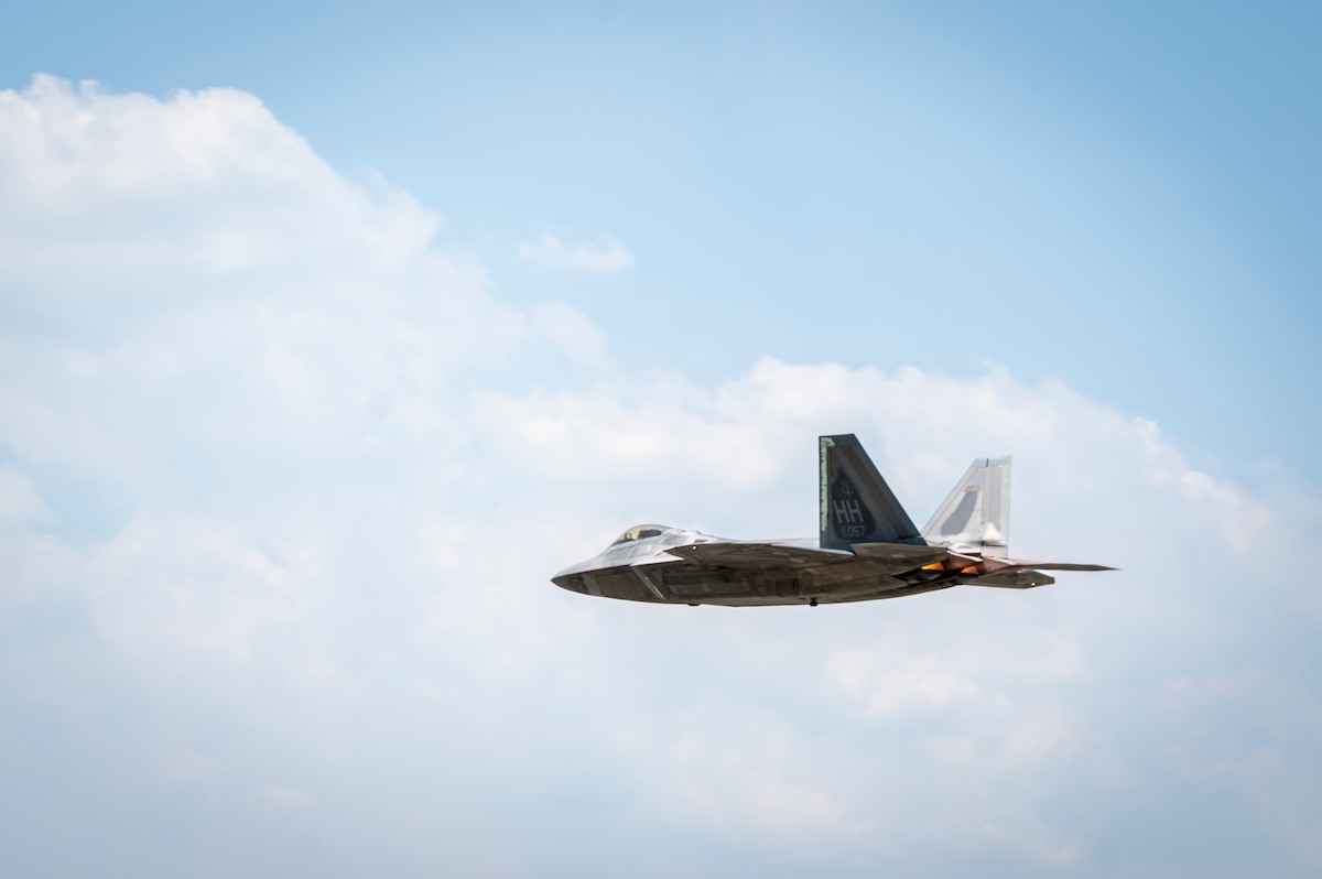 人気ブランドを 240626-F-BD538-1009.JPG 航空機・ヘリコプター