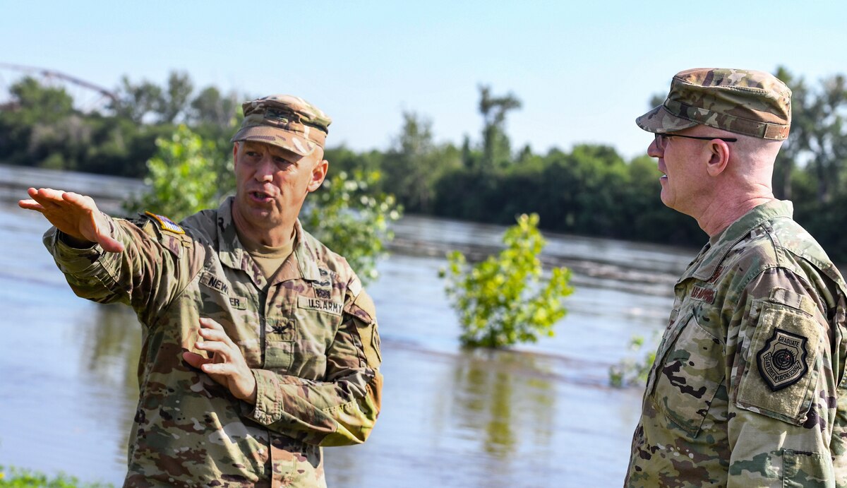 Army corps of engineers commander speaks to Offutt commander